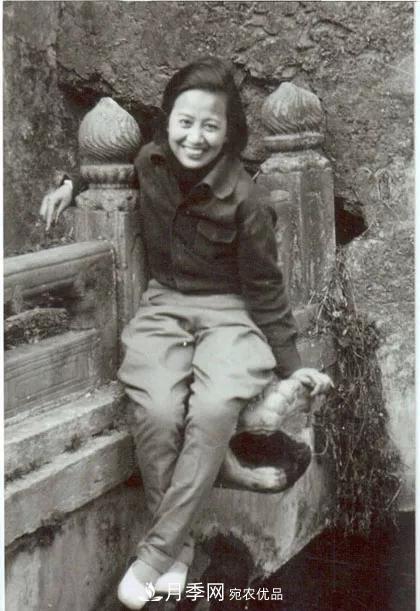 她潛心研究月季，帶領(lǐng)中國月季走向世界，被稱(chēng)為“月季夫人”(圖2)